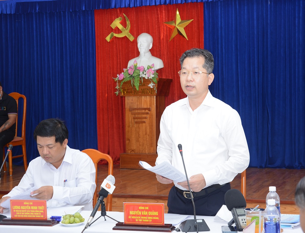 Bí thư Thành uỷ Đà Nẵng trong buổi làm việc với Đảng ủy Khu Công nghệ cao và các khu công nghiệp.