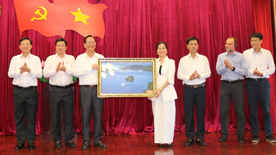 Lãnh đạo tỉnh Đắk Nông trong buổi làm việc với Tập đoàn Việt Phương.