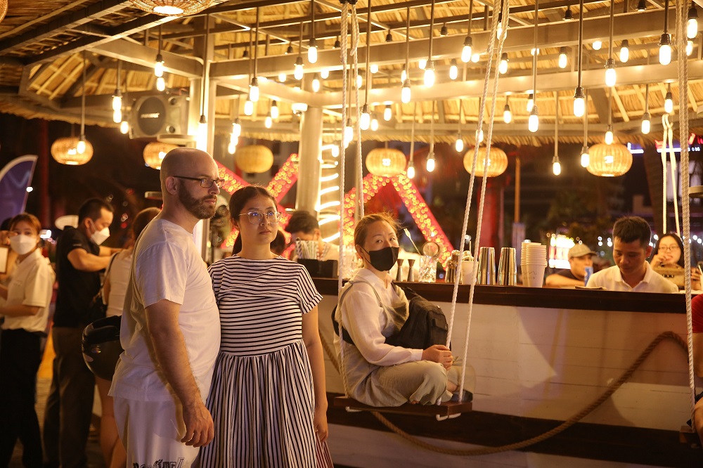 Du khách vui chơi tại các khu chợ đêm tại Đà Nẵng.