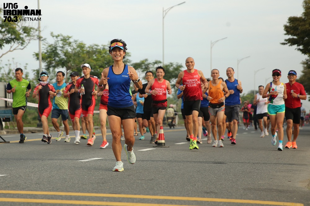 Các vận động viên tham gia cuộc đua IRONMAN 70.3 Việt Nam 2022 .