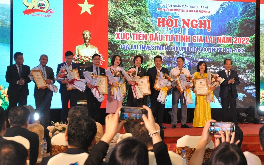 Tại Hội nghị xúc tiến đầu tư năm 2022, tỉnh Gia Lai đã trao quyết định đầu tư cho nhiều doanh nghiệp.