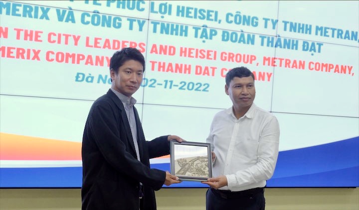 Phó Chủ tịch Thường trực UBND thành phố Hồ Kỳ Minh tặng quà lưu niệm cho ông Takehiza Takahiro, Tổng Giám đốc Tập đoàn y tế Phúc lợi Heisei.