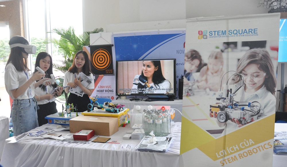 Sinh viên Đà Nẵng giới thiệu những ứng dụng khoa học công nghệ tại TP.Đà Nẵng đã tổ chức Ngày hội khởi nghiệp đổi mới sáng tạo Đà Nẵng – SURF 2022.