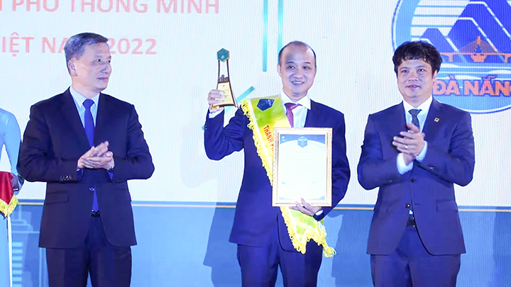 Phó Chủ tịch UBND thành phố Lê Quang Nam nhận giải thưởng Thành phố thông minh 2022.