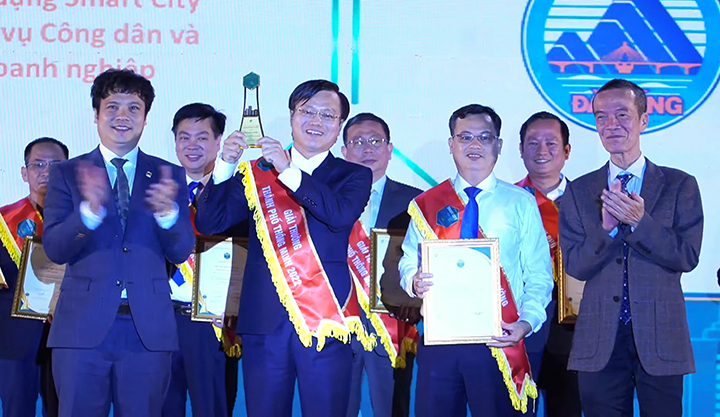 Phó Giám đốc Sở Thông tin và Truyền thông Trần Ngọc Thạch (thứ 2, phải qua) nhận giải thưởng lĩnh vực ứng dụng thành phố thông minh.
