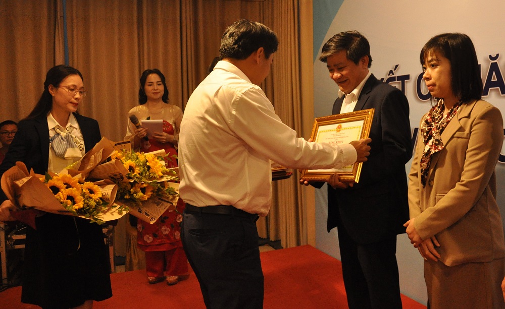 Ông Lương Nguyễn Minh Triết tặng bằng khen cho lãnh đạo Văn phòng đại diện Báo Đầu tư khu vực miền Trung – Tây Nguyên có thành tích xuất sắc trong triển khai thực hiện Chương trình hợp tác truyền thông trong giai đoạn 2017-2022.