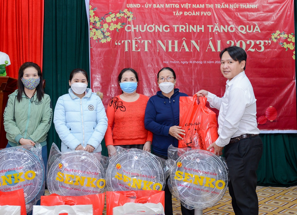 Ông Nguyễn Ngọc Nam - đại diện Tập đoàn FVG trao quà cho người dân xã Tam Hiệp, huyện Núi Thành.