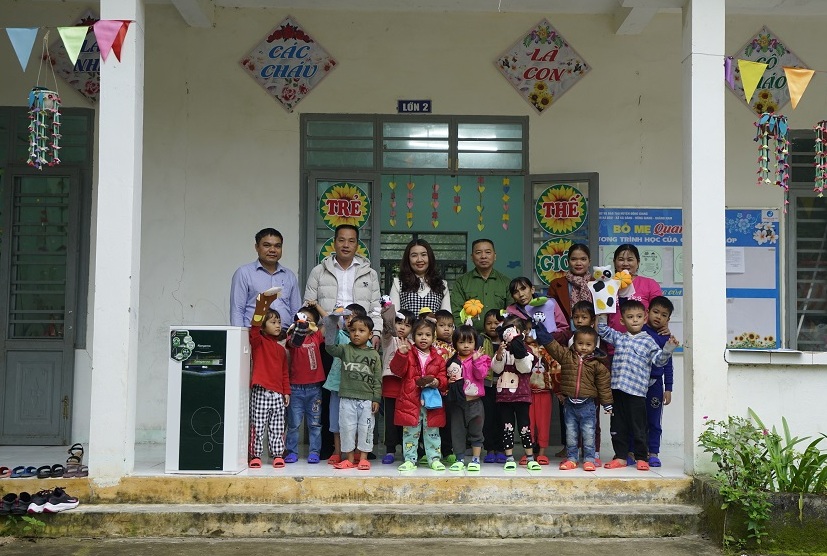 Tập đoàn FVG trao thiết bị trường học cho trường mẫu giáo Hoa Sen, điểm trường Kà Đâu, xã Kà Dăng.
