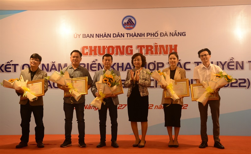 Bà Phó Chủ tịch UBND thành phố Ngô Thị Kim Yến (thứ 3 từ bên phải qua) trao Bằng khen của UBND thành phố cho 5 cá nhân có thành tích xuất sắc trong triển khai thực hiện Chương trình hợp tác truyền thông trong giai đoạn 2017-2022.