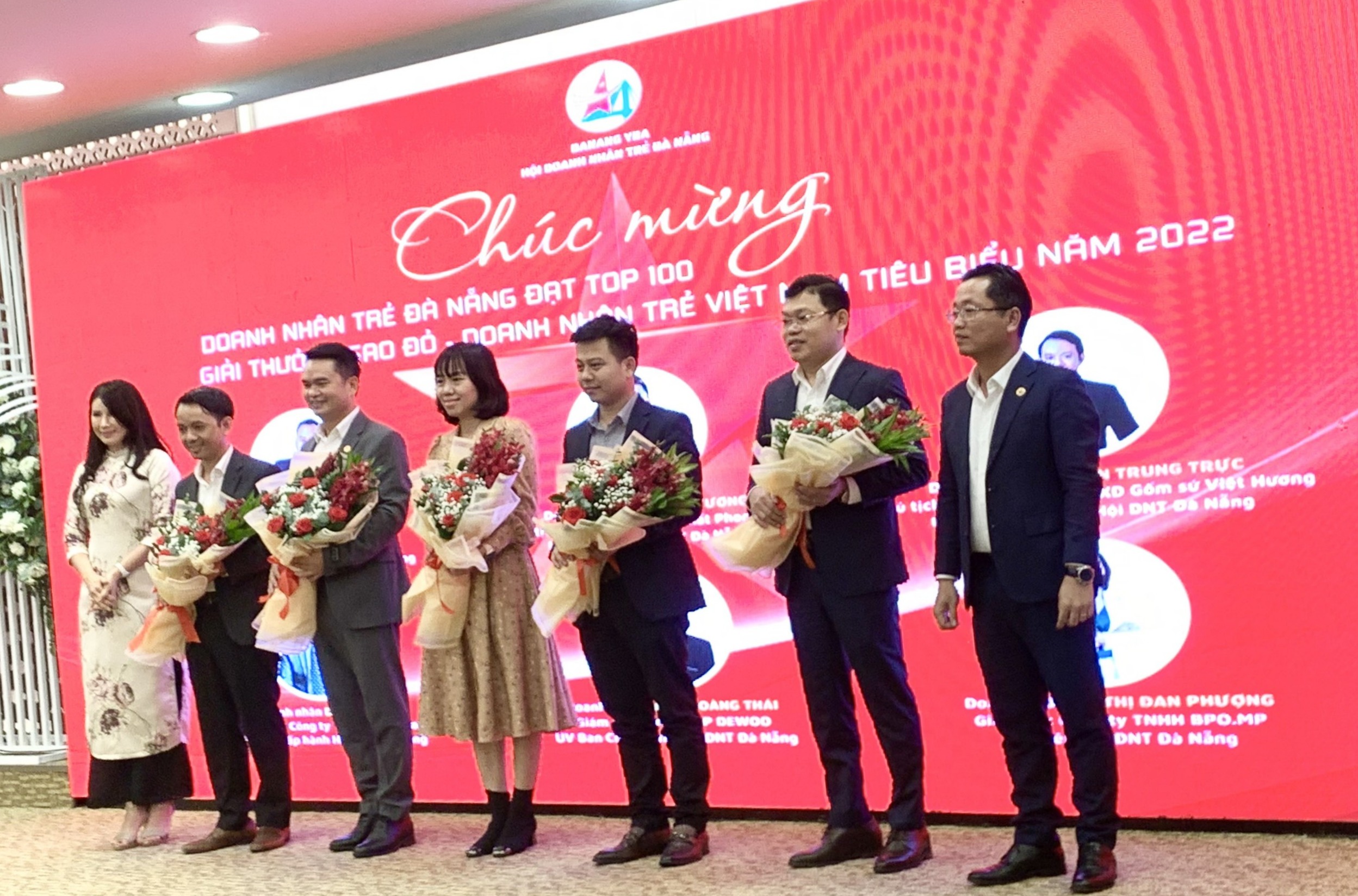 chúc mừng các hội viên đạt top 100 giải thưởng Sao đỏ - doanh nhân trẻ Việt Nam tiêu biểu năm 2022.
