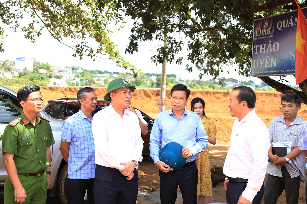 Chủ tịch tỉnh Đắk Nông, ông Hồ Văn Mười (giữa) kiểm tra tiến độ thực hiện Dự án Hồ trung tâm. TP Gia Nghĩa.