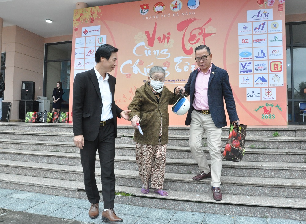 Hội doanh nhân trẻ Đà Nẵng đã trao tặng quà Tết trị giá 300 triệu đồng cho người dân có hoàn cảnh khó khăn.