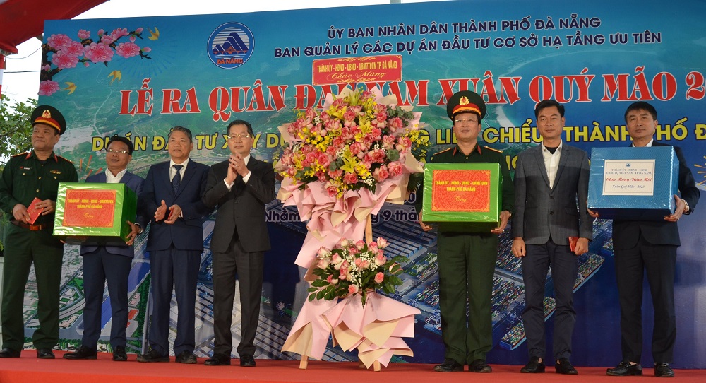 ông Nguyễn Văn Quảng - Bí thư Thành ủy Đà Nẵng đến thăm, động viên ra quân xây dựng đầu năm tại Dự án Bến cảng Liên Chiểu.