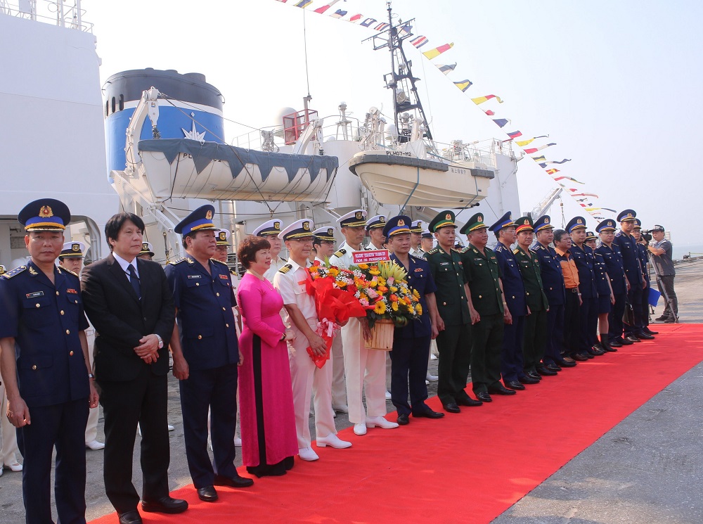 Đđại diện chính quyền thành phố Đà Nẵng đã tặng hoa chúc mừng sỹ quan, thủy thủ tàu SETTSU đến thăm Thành phố.