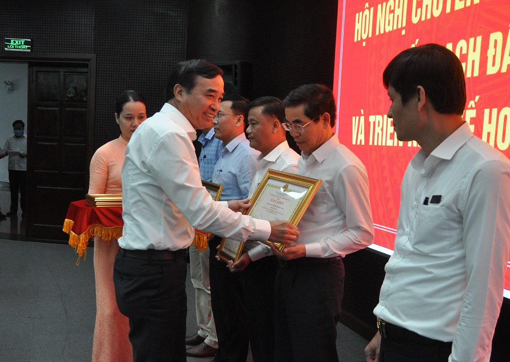 Chủ tịch Thành phố Đà Nẵng, ông Lê Trung Chinh tặng bằng khen cho các tập thể, cá nhân có thách tích trong giải ngân đầu tư công năm 2022.