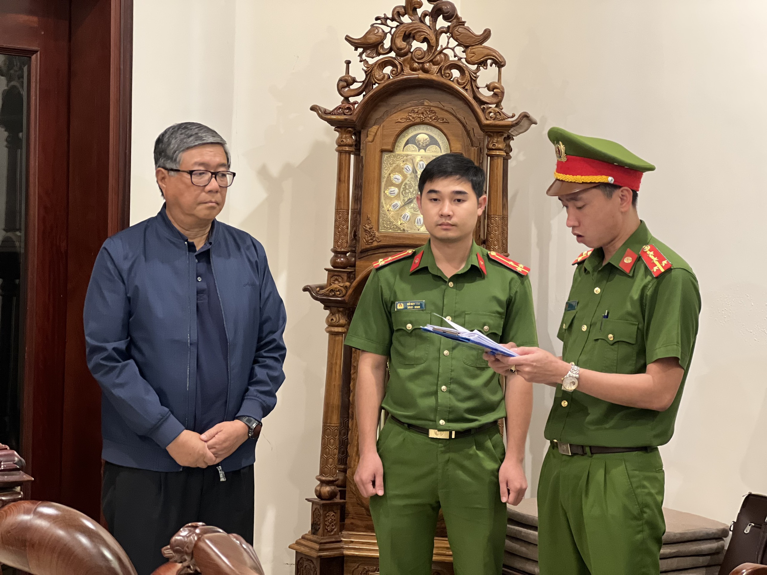 Công an Thành phố Đà Nẵng tống đạt quyết định khởi tố bị can, thực hiện lệnh bắt tạm giam đối với ông Đoàn Quang Vinh.