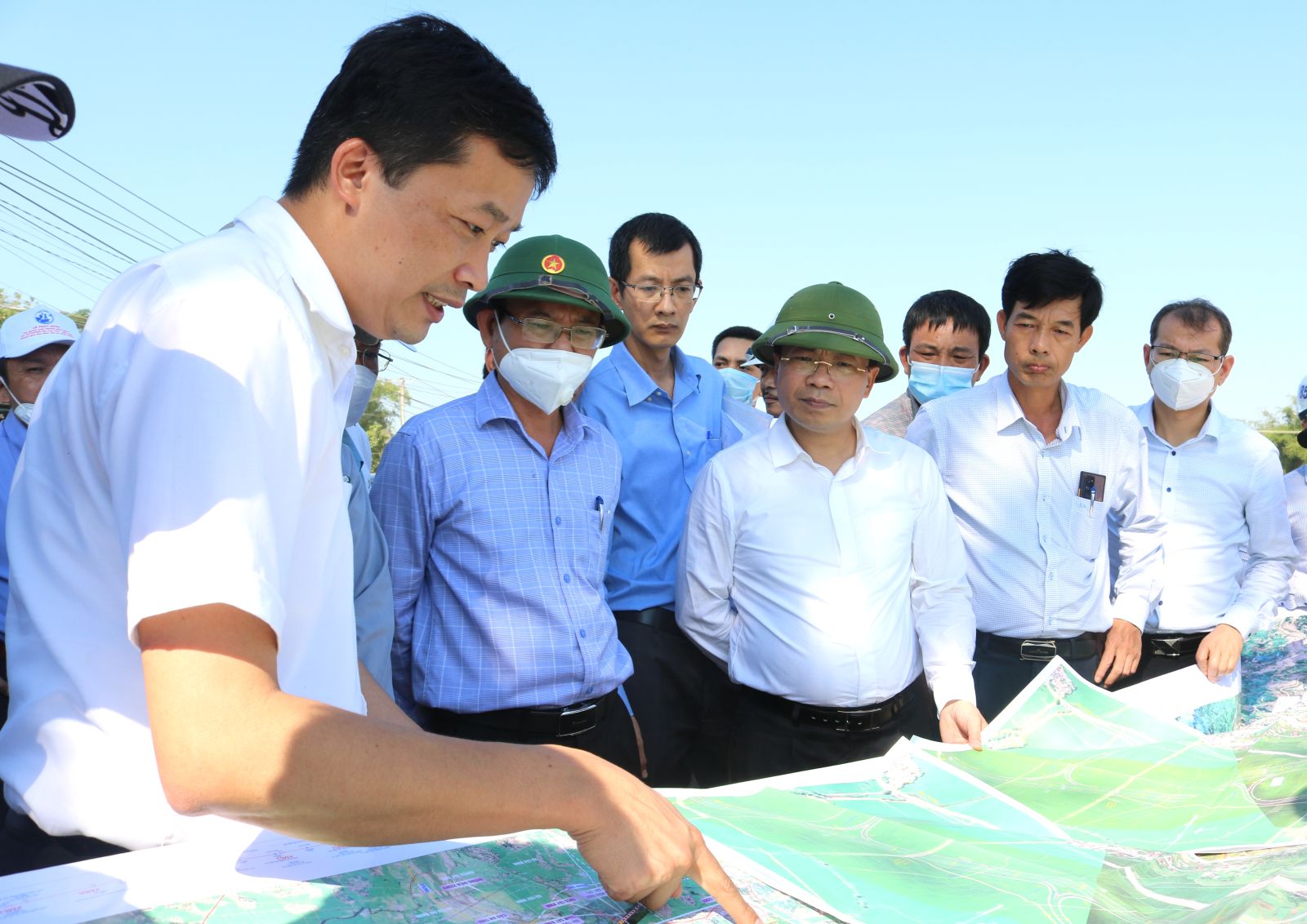 Lãnh đạo Bộ GTVT và tỉnh Bình Định kiểm tra thực tế tại một số vị trí triển khai tuyến đường cao tốc Bắc - Nam đi qua địa bàn tỉnh.