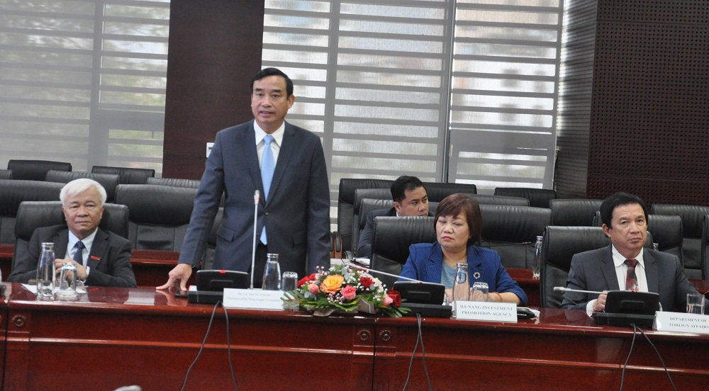 Chủ tịch Thành phố Đà Nẵng, ông Lê Trung Chinh giới thiệu về những định hương phát triển tương lại của Thành phố tại Toạ đàm.