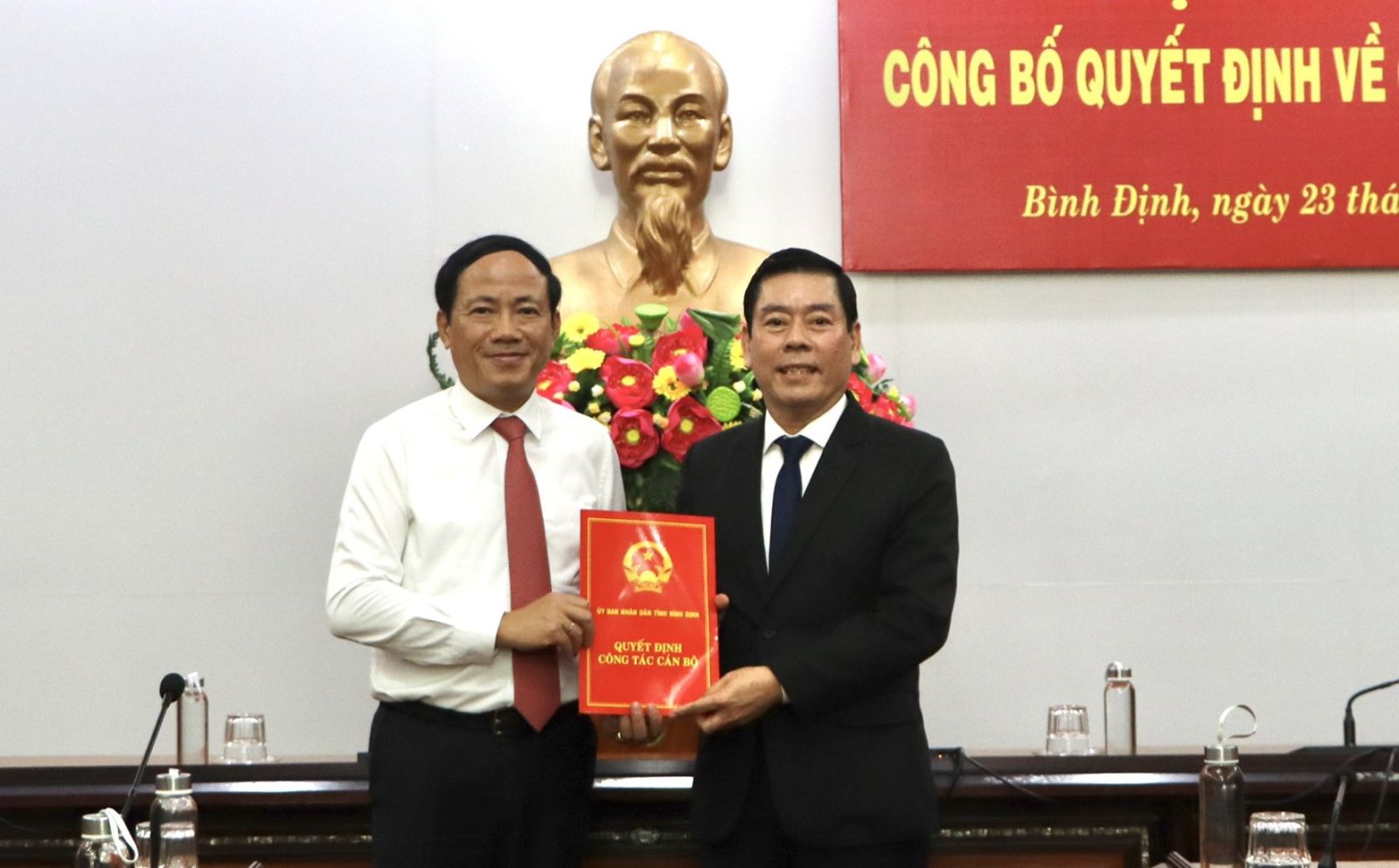 Chủ tịch UBND tỉnh Phạm Anh Tuấn trao Quyết định cho ông Lê Hoàng Nghi - tân Giám đốc Sở Kế hoạch và Đầu tư.