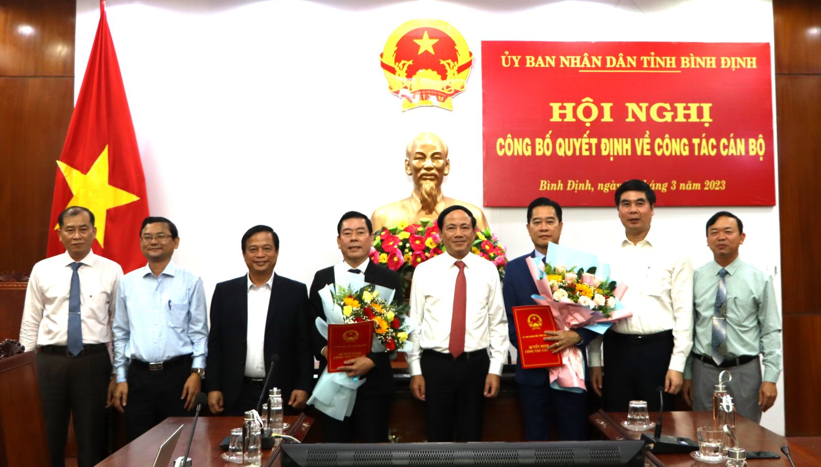 Lãnh đạo tỉnh Bình Định chúc mừng và giao nhiệm vụ cho tân giám đốc Sở Kế hoạch - Đầu tư và Sở tài chính.