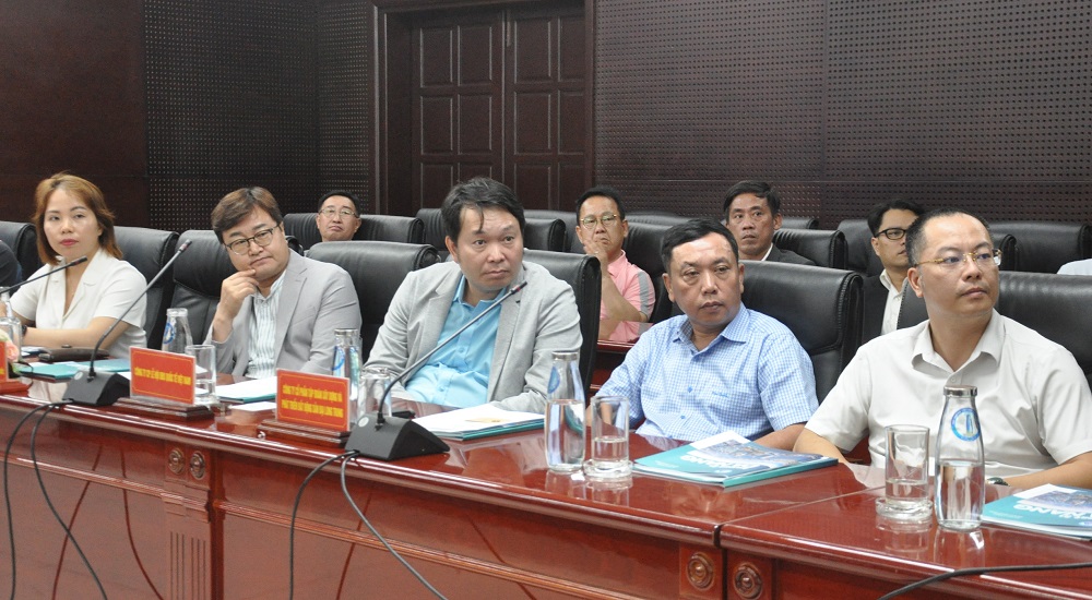 Đoàn Hiệp hội môi giới bất động sản Hàn Quốc nghe thông tin giới thiệu về lĩnh vực bất động sản của Đà Nẵng.