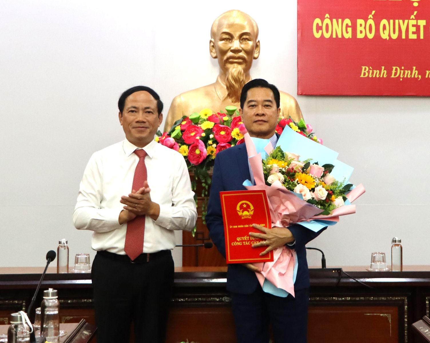 Chủ tịch UBND tỉnh Phạm Anh Tuấn trao Quyết định cho ông Nguyễn Thành Hải - tân giám đốc Sở tài chính.