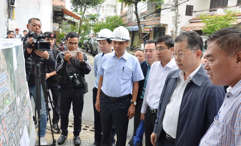 Bí thư Thành uỷ, ông Nguyễn Văn Quảng, sau khi kiểm tra thực tế việc đầu tư mở rộng các tuyến đường có mặt cắt lòng đường 3,5m thành 5,5 m.