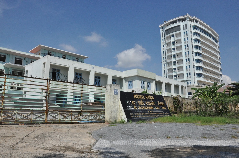 Bệnh viện Phục hồi chức năng TP.Đà Nẵng đã xây dựng cơ sở mới, tuy nhiên cơ sở cũ nằm ở mặt tiền đường Võ Nguyên Giáp vẫn chưa có phương án khai thác.  Ảnh: Hoàng Anh