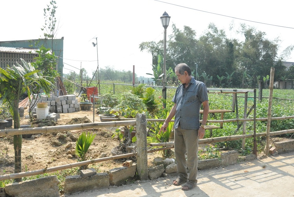 Ông Huỳnh Hông chủ cũ của thửa đất chỉ vị trí ranh giới đã được xác định trong giấy chứng nhận quyền sử dụng đất. 