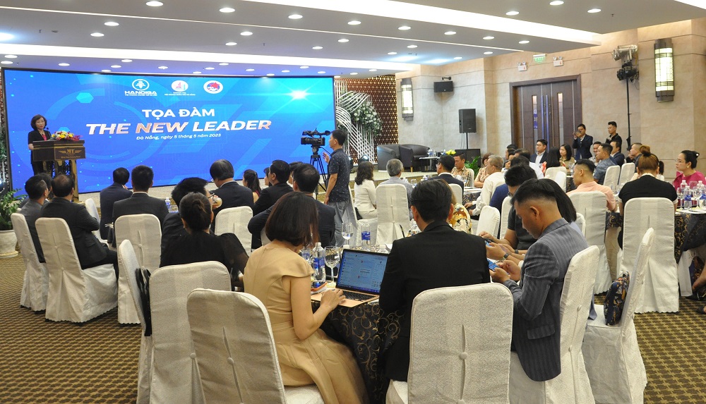 hơn 250 doanh nhân đến từ Hội doanh nhân trẻ Hà Nội, Thành phố Hồ Chí Minh và thành phố Đà Nẵng đã tham dự Toạ đàm “The new Leader - Nhà Lãnh đạo mới”.
