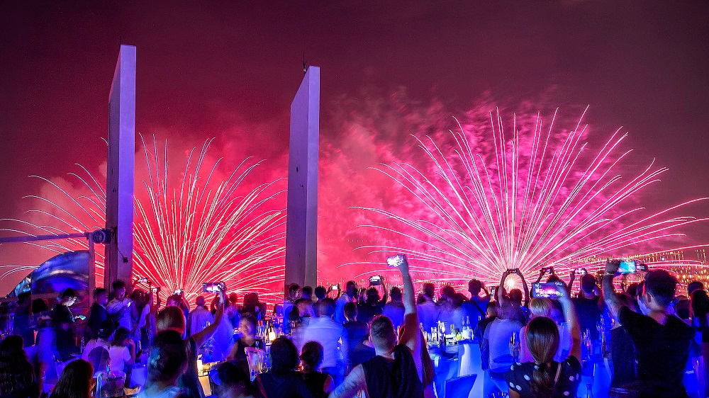 Lễ hội pháo hoa quốc tế Đà Nẵng, số lượng chỗ ngồi trên khán đài trong mỗi đêm chỉ khoảng hơn 5.000 chỗ .