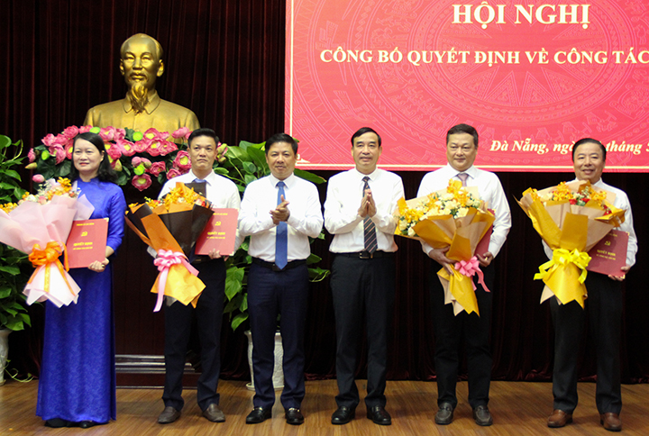 Phó Bí thư Thường trực Thành uỷ, Chủ tịch HĐND thành phố Lương Nguyễn Minh Triết; Chủ tịch UBND thành phố Lê Trung Chinh trao các quyết định và tặng hoa các cá nhân được bổ nhiệm.