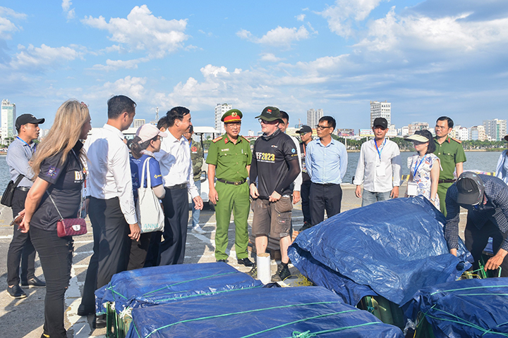 Chủ tịch UBND TP.Đà Nẵng, ông Lê Trung Chinh kiểm tra công tác  chuẩn bị khai mạc Lễ hội pháo hoa quốc tế.