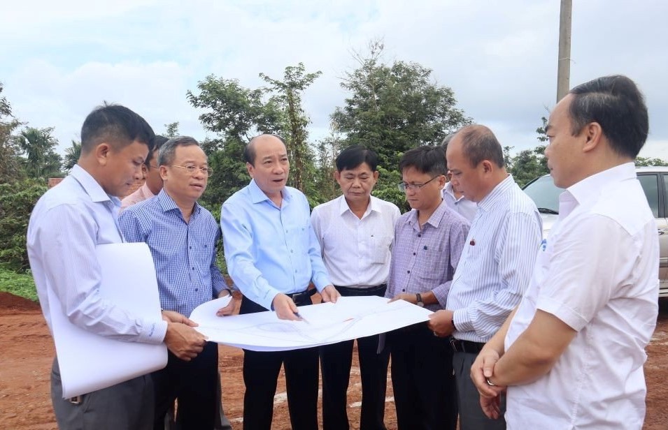 Chủ tịch tỉnh Đắk Lắk, ông Phạm Ngọc Nghị kiểm tra vị trí dự kiến khởi công Dự án thành phần 3 thuộc Dự án Đầu tư xây dựng đường bộ cao tốc Khánh Hòa – Buôn Ma Thuột.