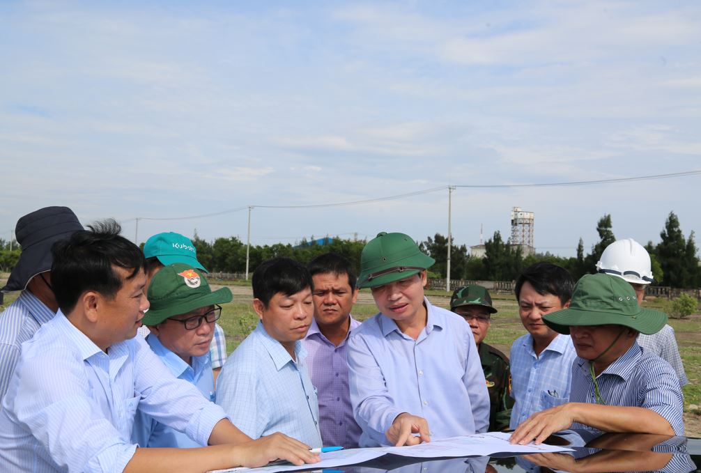 Chủ tịch tỉnh UBND tỉnh Phú Yên, ông Tạ Anh Tuấn trong lần kiểm tra Dự án Khu Thiết chế Công đoàn trong Khu kinh tế Nam Phú Yên.