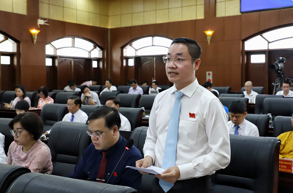 Đại biểu Nguyễn Lê Mậu Cường phát biểu tại Kỳ họp Hội đồng nhân dân Thành phố Đà Nẵng.