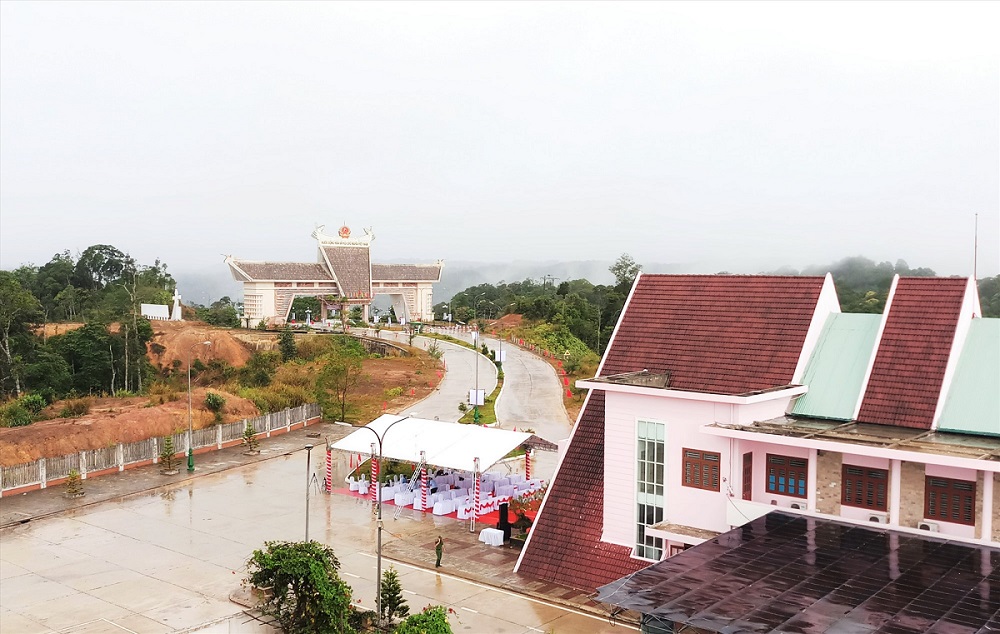 Quốc lộ 14D nối từ Cửa khẩu Nam Giang đến cảng biển Quảng Nam.