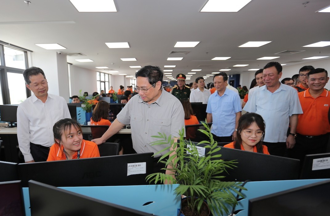 Thủ tướng Chính phủ Phạm Minh Chính cùng đoàn công tác đã tới thăm Trường Đại học FPT phân hiệu Đà Nẵng.