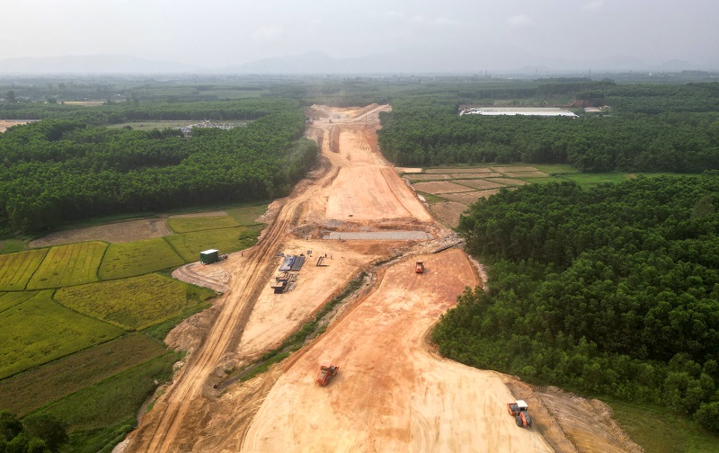 Dự án cao tốc Bắc - Nam phía Đông giai đoạn 2021 - 2025 đoạn đi qua các tỉnh từ Quảng Ngãi đến Khánh Hòa có 5 Dự án thành phần với tổng chiều dài 351,2 km. 