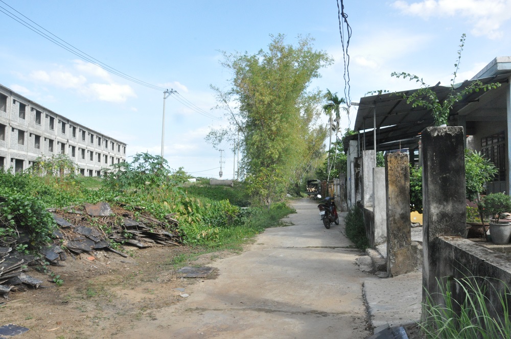 Nhiều hộ dân bị ảnh hưởng bởi Dự án Đường trục chính đô thị mới Điện Nam - Điện Ngọc (ĐT603 nối dài) vẫn chưa được di dời, tái định cư.
