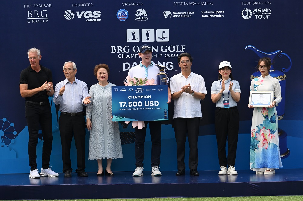 Phó chủ tịch thành phố Đà Nẵng, ông Trần Chí Cường trao thưởng cho nhà vô địch Giải BRG Open Golf Championship 2023.