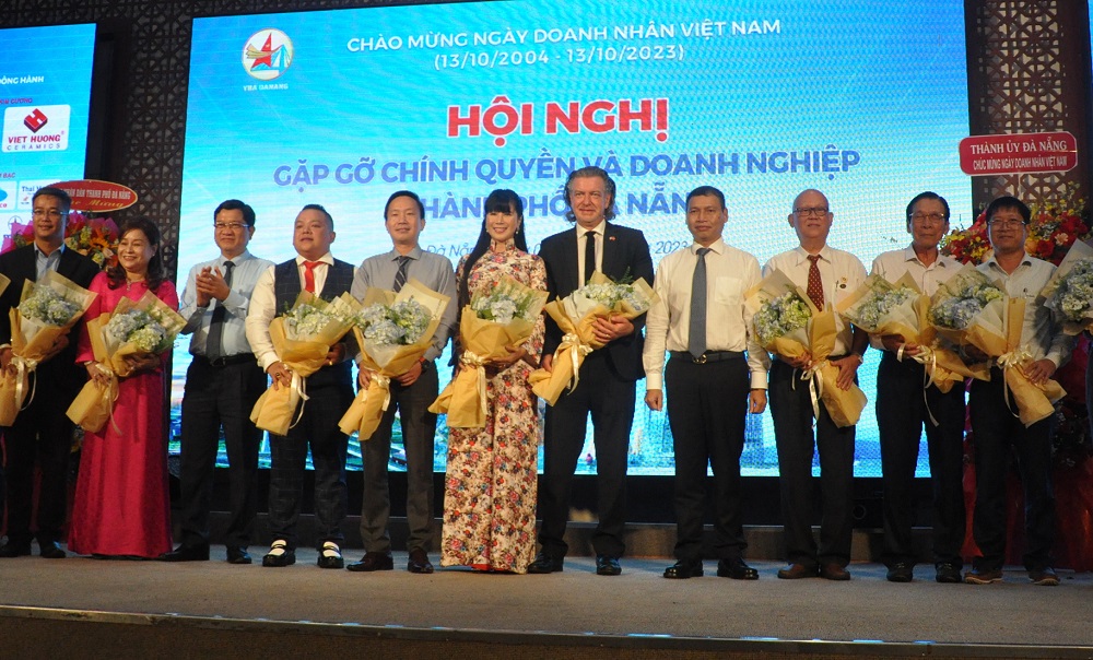 Lãnh đạo thành phố Đà Nẵng tặng hoa chúc mừng Hội, Hiệp hội doanh nghiệp nhân kỷ niệm Ngày doanh nhân Việt Nam 13/10.
