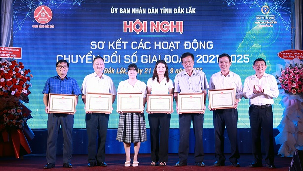 Tỉnh Đắk Lắk tỉnh tặng Bằng khen cho các tập thể có thành tích xuất sắc trong công tác chuyển đổi số giai đoạn 2021 – 2023.