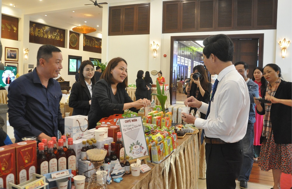 Ông Trần Chí Cường -  Phó Chủ tịch TP. Đà Nẵng tham quan, tìm hiểu các sản phẩm phục vụ du lịch.