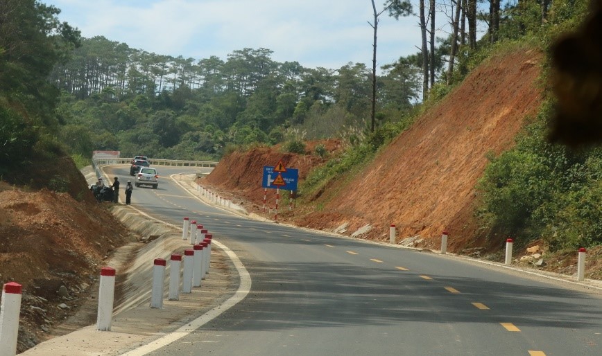 Chủ tịch tỉnh Kon Tum yêu cầu kiên quyết xử lý triệt để, dứt điểm các trường hợp vi phạm hành lang an toàn đường bộ.