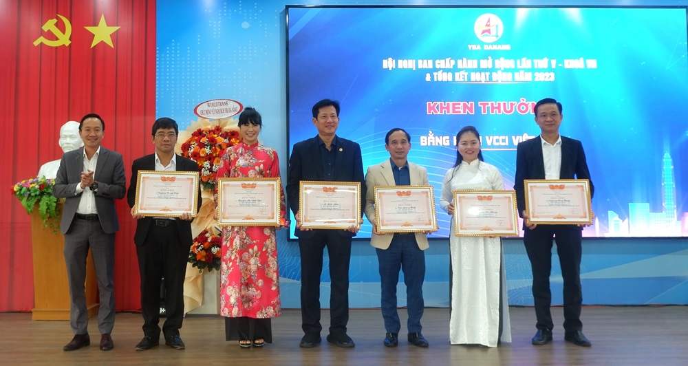 Ông Nguyễn Tiến Quan, Giám đốc VCCI Đà Nẵng trao bằng khen cho các cá nhân Hội doanh nhân trẻ Đà Nẵng đạt thành tích xuất sắc trong năm 2023