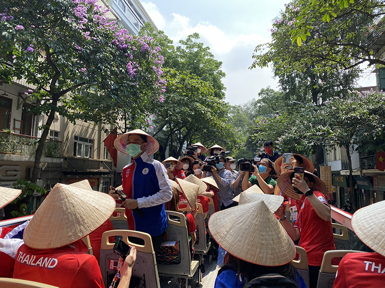 Đoàn vận động viên, huấn luyện viên môn cầu mây Thái Lan khoảng hơn 30 người đã có chuyến khám phá, trải nghiệm cảnh sắc, đường phố Hà Nội trên xe buýt 2 tầng “Hanoi City Tour”, do Tổng công ty Vận tải Hà Nội phối hợp với Sở Du lịch Hà Nội tổ chức miễn phí.
