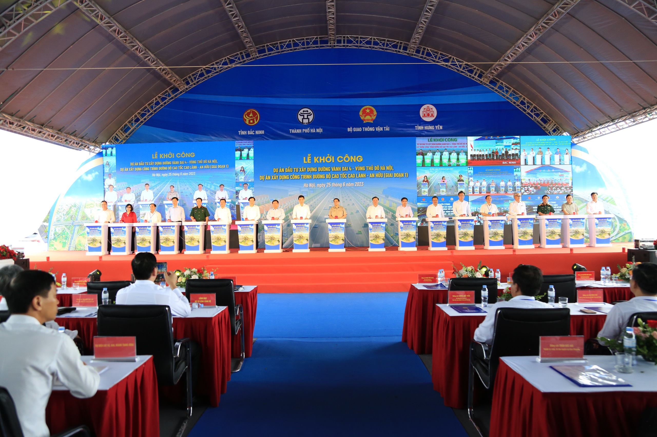 Thủ tướng Chính phủ Phạm Minh Chính và các đại biểu nhấn nút khởi công hai Dự án quan trọng.