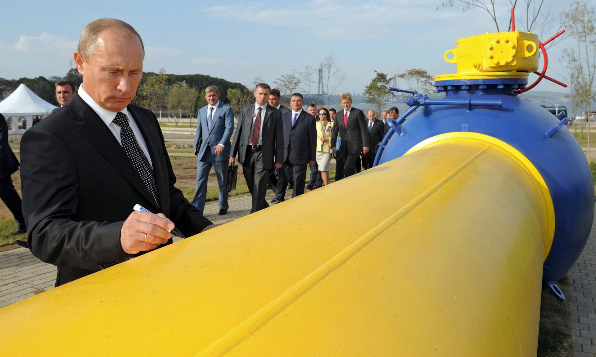 Tổng thống Nga Vladimir Putin ký lên một đường ống dẫn khí đốt tại Vladivostok, Nga vào năm 2011. Ảnh: AFP