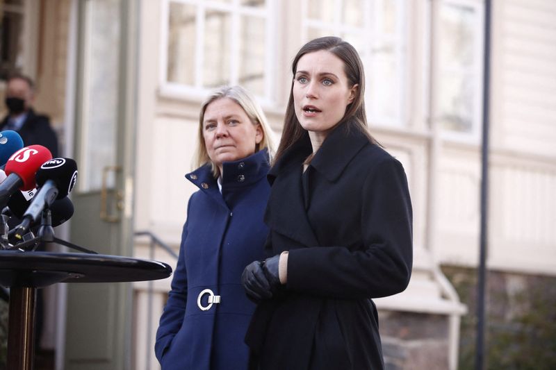Thủ tướng Phần Lan Sanna Marin và người đồng cấp Thụy Điển Magdalena Andersson phát biểu tại buổi họp báo tại Helsinki, Phần Lan. Ảnh: Reuters